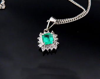 Collar vintage de platino con esmeralda colombiana de 0,30 ct y diamantes de 0,18 ct