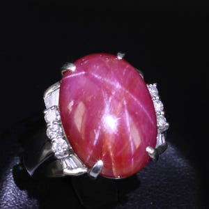 Vintage 22,06 kt natuurlijke sterrobijn en 0,58 kt diamanten platina ringmaat 9,25"