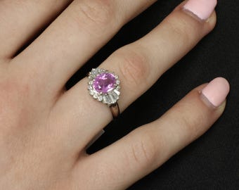 Anillo de platino con zafiro rosa intenso de 1,83 ct y diamante de 0,58 ct, talla 6,5, 5,7 g.