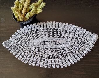 Ellipse shape - design / Unique Table Cloth/ Vintage Hand Crocheted Lace Doilies/ Table Centerpiece / Home Decoration