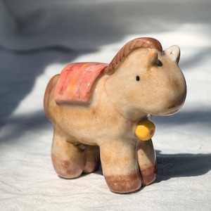 Ręcznie robiona ceramiczna figurka kucyka | Rustykalna porcelanowa dekoracja konia | Kolekcjonerska rzeźba zwierzęcia | Uroczy miniaturowy prezent do dekoracji domu