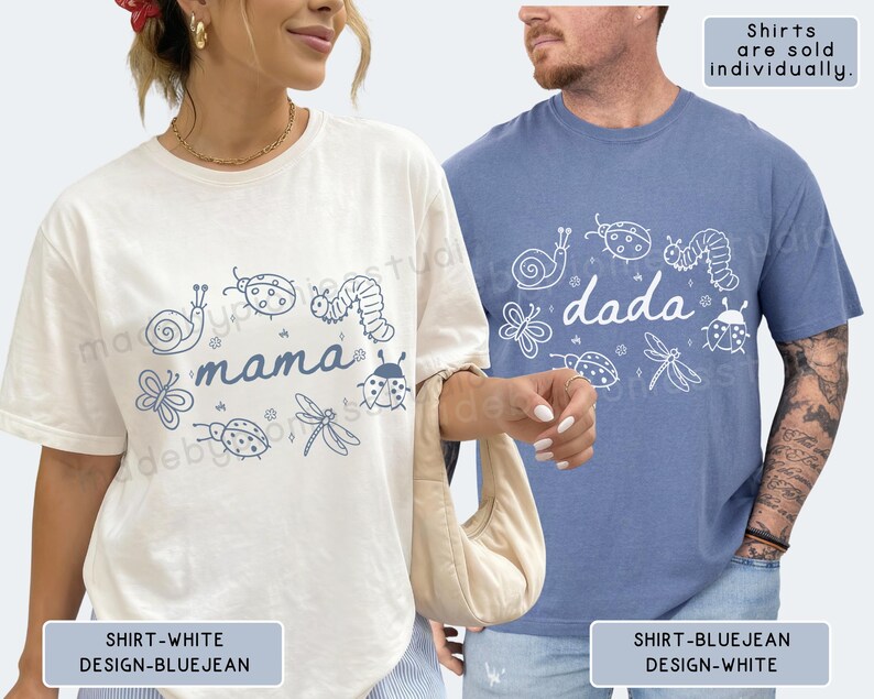 Op de afbeelding: Twee T-shirts, &eacute;&eacute;n wit en &eacute;&eacute;n blauw, elk met een grillig insectenontwerp. Het witte shirt zegt "mama" en het blauwe shirt zegt "dada". Beide shirts hebben een ronde hals en korte mouwen.