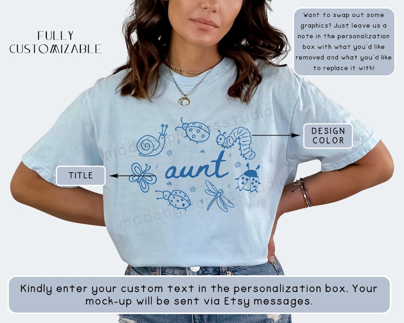 Op de afbeelding: Lichtblauw T-shirt met een blauw insecten- en bloemendesign rond het woord "aunt". Het shirt bevat de tekst "FULLY CUSTOMIZABLE" en instructies om het ontwerp aan te passen. De ontwerpkleur kan worden gewijzigd.