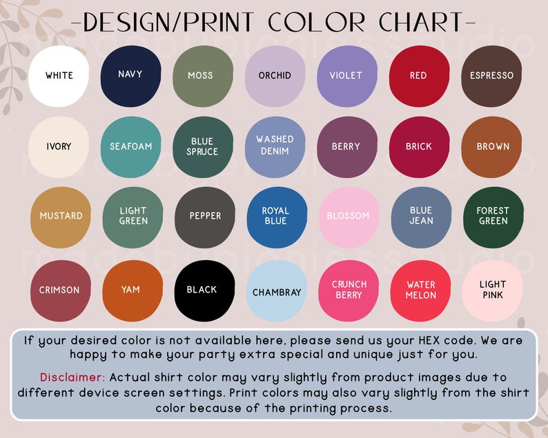 Op de afbeelding: Een kleurenkaart met een verscheidenheid aan kleuren, waaronder wit, marineblauw, mosgroen en rood. De kaart bevat ook de tekst "DESIGN/PRINT COLOR CHART" en een disclaimer over kleurvariaties.