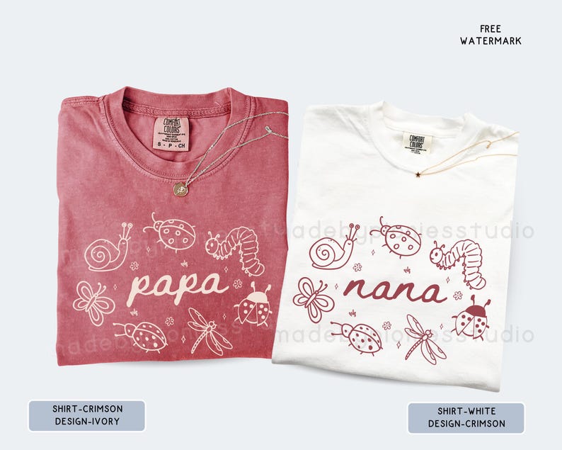 Op de afbeelding: Twee T-shirts, &eacute;&eacute;n karmozijnrood en &eacute;&eacute;n wit, met insecten- en bloemmotieven. Het karmozijnrode shirt heeft het woord "papa" en het witte shirt heeft het woord "nana". Beide shirts hebben een Comfort Colors-label en een ketting.