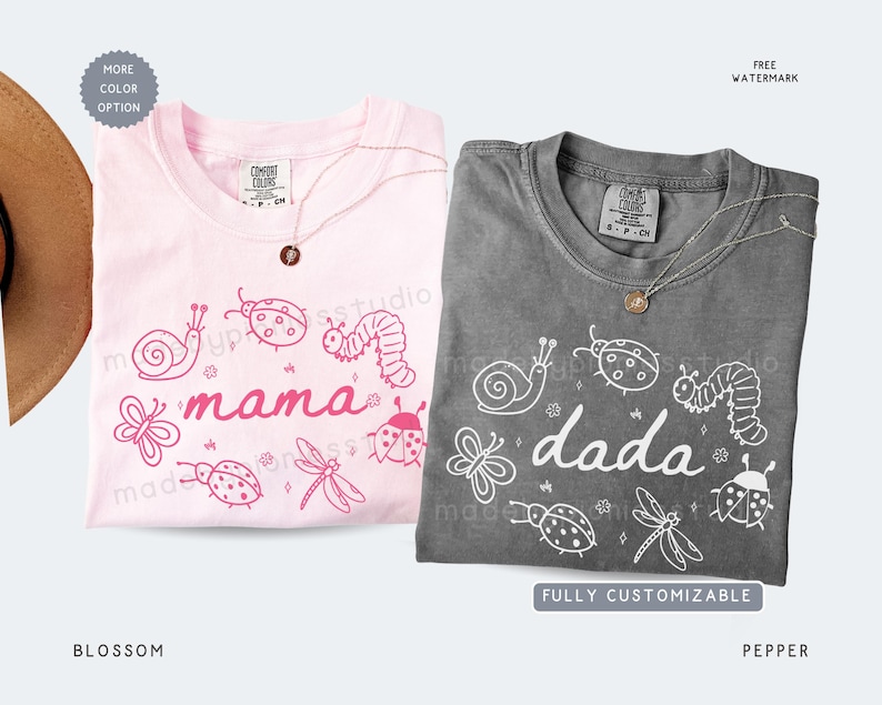 Op de afbeelding: Twee t-shirts, &eacute;&eacute;n in bloesemroze en &eacute;&eacute;n in pepergrijs, elk met een ronde hals en korte mouwen. Het roze shirt zegt "mama" en het grijze shirt "dada", beide met insectenillustraties. Elk shirt heeft een ketting.