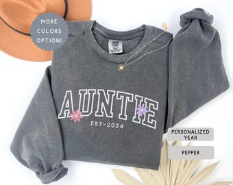 Comfort Colors® Personalized Floral Auntie Sweater, Minimalist Aunt Sweatshirt, Custom EST 2024 Gift Idea for New Auntie, Pregnancy Announce