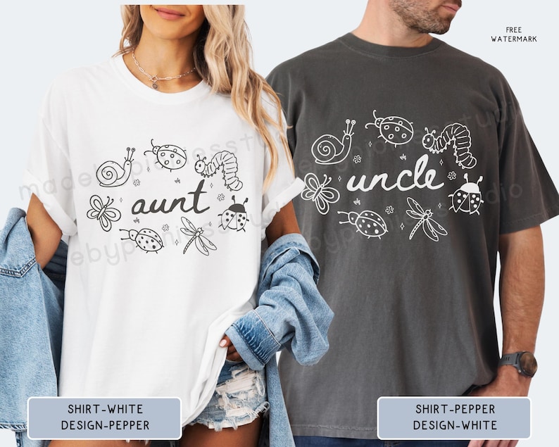 Op de afbeelding: Witte en antracietgrijze t-shirts met de woorden "tante" en "oom" in een speels lettertype, omringd door ge&iuml;llustreerde insecten. Het witte shirt heeft een zwart ontwerp en het antracietgrijze shirt heeft een wit ontwerp.