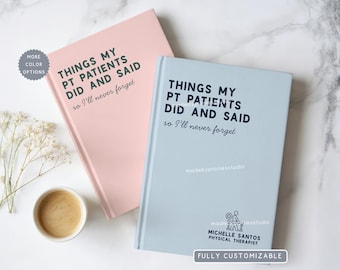Puede incluir: Dos cuadernos de tapa dura, uno rosa y otro azul claro, con el texto "THINGS MY PT PATIENTS DID AND SAID so I'll never forget." El cuaderno azul claro también incluye el texto "madebypioniesstudio" y "MICHELLE SANTOS PHYSICAL THERAPIST."