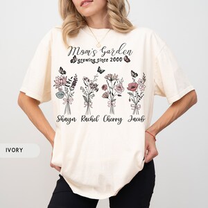 Custom Mama&#39;s Garden Bouquet Grandkids Name Comfort Color Shirt, Birth Flower Shirt Unique Grandma Gift, Nana Announcement, Granny Gift