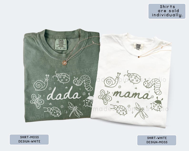 Op de afbeelding: Twee T-shirts, &eacute;&eacute;n mosgroen en &eacute;&eacute;n wit, elk met een uniek ontwerp. Het mosgroene shirt heeft het woord "dada" met insectenillustraties. Het witte shirt toont "mama" met vergelijkbare insectengraphics. Beide shirts hebben een ronde hals.