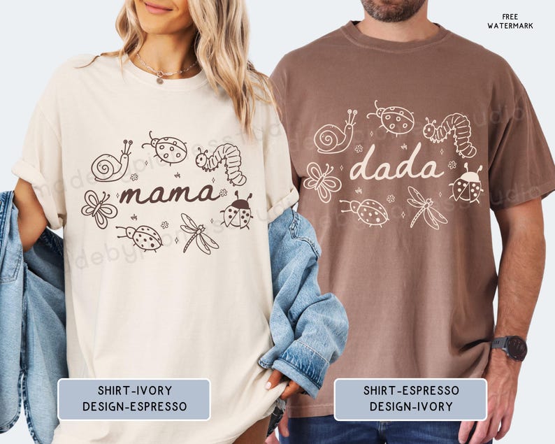 Op de afbeelding: Twee T-shirts, &eacute;&eacute;n ivoor en &eacute;&eacute;n espresso, elk met een uniek ontwerp. Het ivoorkleurige shirt toont het woord "mama" omringd door insectenillustraties. Het espresso-shirt toont het woord "dada" met vergelijkbare insectenkunst. Beide shirts zijn vrijetijdskleding.