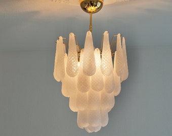 Traditional Mid-Century Murano Style chandelier, color white Drop glasses with gold, size 47 cm diameter