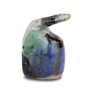 Può includere: Una scultura in ceramica di un uccello con collo lungo e una glassa blu, verde e nera.