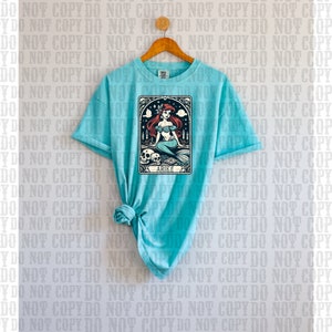 Camiseta con colores cómodos de la carta del tarot de la sirena de pelo rojo