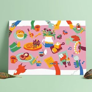 Op de afbeelding: Een kleurrijke illustratie van een gedekte tafel met eten, drinken en bloemen. Er zijn handen die vanaf de zijkanten van de tafel reiken en verschillende voorwerpen vasthouden. De tafel is bedekt met een roze tafelkleed met een witte rand.