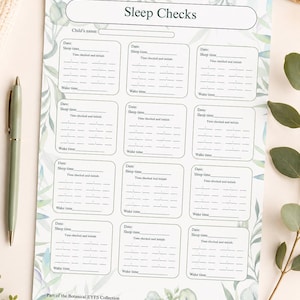 Op de afbeelding: Een wit papieren slaapregistratieformulier met een botanische rand van eucalyptusbladeren. De koptekst luidt Sleep Checks, gevolgd door een veld voor de naam van het kind. Het bevat twaalf rechthoekige vakken voor datum, tijd en initialen.