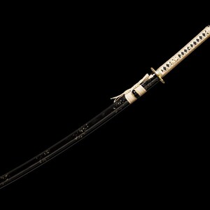 Pode incluir: Uma katana preta com uma empunhadura branca e dourada. A espada &eacute; afiada e tem um design japon&ecirc;s tradicional.