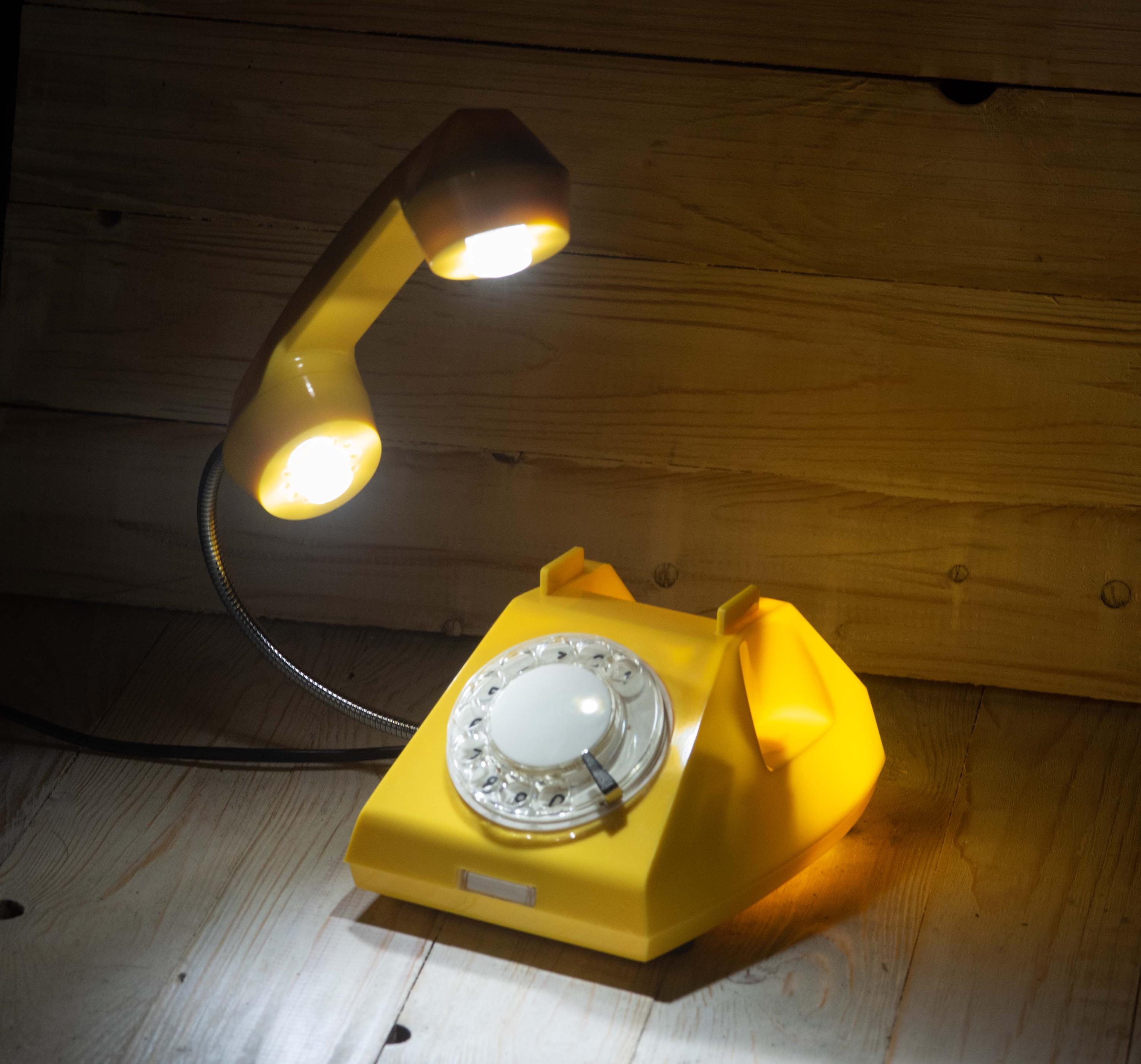 ヴィンテージ回転式電話ランプ - レトロな黄色のデスクライト、アップ