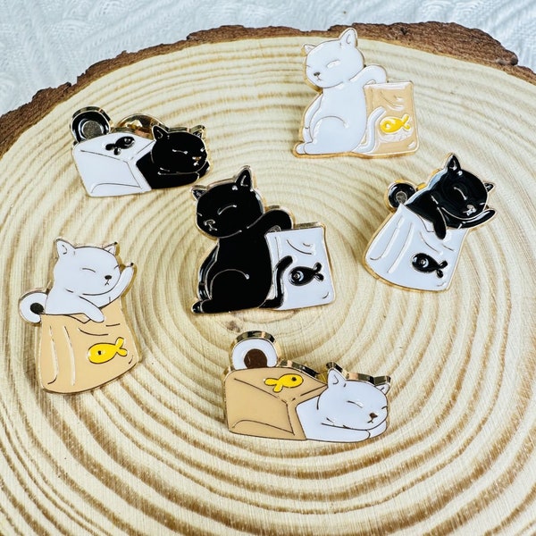 Black & White Kitty Enamel Pin-cat in bag-Sophisticated Cat Badge-Ideal Present for Feline Fans-Perfect for Cat Lover's Daily Wear