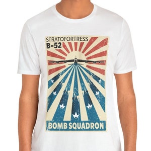 Camiseta unisex de estilo suave con póster del escuadrón de bombas de aviación militar patriótica de EE. UU., bombardero B-52 Stratofortress BUFF, vintage, desgastada