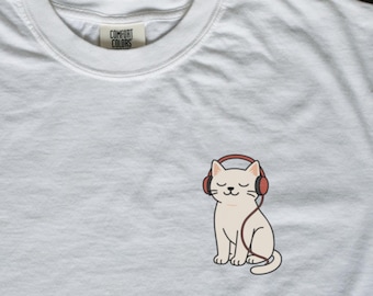 Söt kattillustration-t-shirt, kattälskare-present, katt med hörlurar-t-shirt, vit kattbröstdesign, avslappnad katt som lyssnar på musik-t-shirt