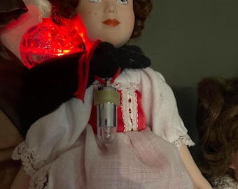 Josephine die Geisterpuppe.