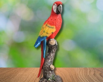 Belle statue de perroquet rouge Perroquet sur perchoir Sculpture Statue d'oiseau exotique Décoration d'oiseau cool Figurine de perroquet multicolore Superbe ornement de perroquet