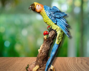 Superbe statue de perroquet multicolore Sculpture de perroquet sur un perchoir Statue d'oiseau exotique Décoration d'oiseau cool Aile déployée Figurine de perroquet Ornement de perroquet