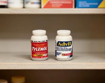 2 Pcs 1/12 Dollhouse Miniature Medicine Pills Bottles Set