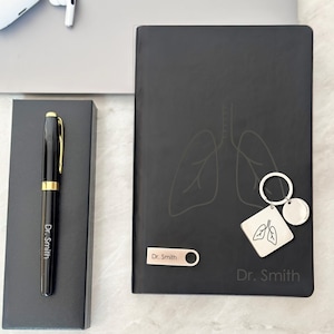 Personalisierter Doktor Danke Geschenkset, individuell graviertes Notebook Pen USB Schlüsselbund, medizinisches Wertschätzungsgeschenk, Doktor Abschlussfeier, Andenken