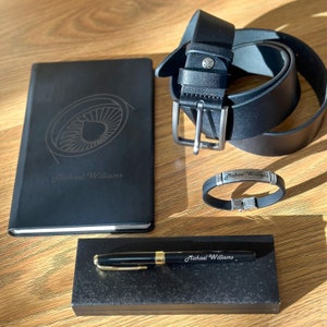 Set de regalo de piloto personalizado: libreta, bolígrafo, pulsera y cinturón grabados y personalizados. Regalo de aviación único para pilotos de aerolíneas y entusiastas de la aviación.