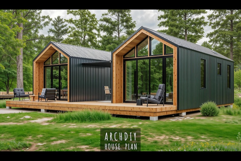 Pu&ograve; includere: Due moderne cabine con rivestimento in lamiera ondulata nera, ponti in legno e ampie vetrate. Le cabine hanno un tetto a capanna e sono circondate da alberi ed erba. Il testo "ARCHDIY HOUSE PLAN" &egrave; in basso.