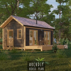 Puede incluir: Una pequeña cabaña de madera oscura con un tejado y molduras de color claro, situada en un exuberante bosque verde. La cabaña tiene grandes ventanas y un pequeño porche. El texto "ARCHDIY HOUSE PLAN" está en la parte inferior.