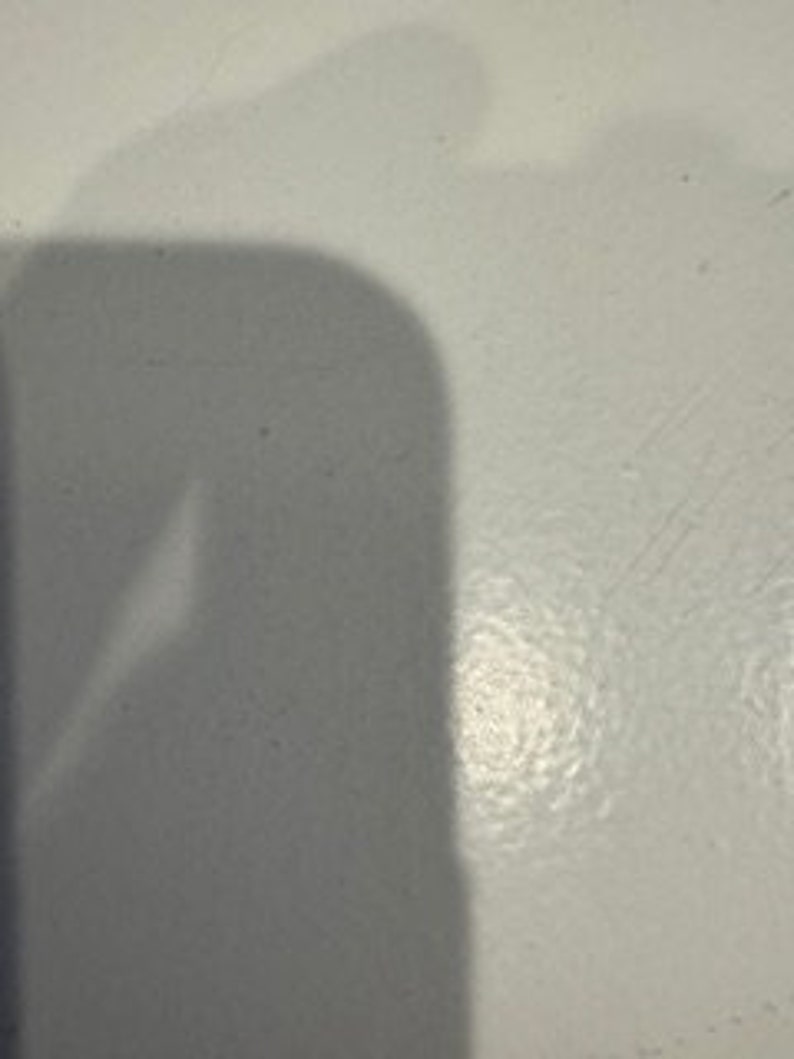 Puede incluir: Primer plano de una superficie blanca texturizada.