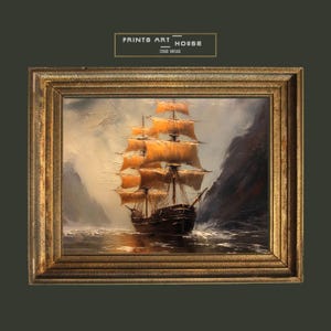 以下が含まれることがあります： 嵐の海を航海する帆船のアンティーク油絵。金色の木製フレームに入っています。船の帆は温かみのあるオレンジ色で、暗い水と空と対照的です。絵画には「PRINTS ART HOUSE STUDIO VINTAGE」と書かれています。