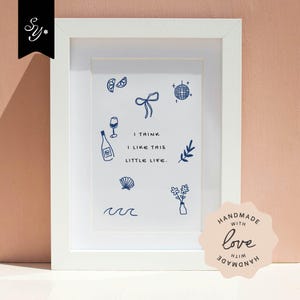 poster digitale, detto "Mi piace questa piccola vita", arredamento per appartamenti, citazione artistica da parete con piccole illustrazioni, estetica dell'arredamento della stanza | Soggiorno