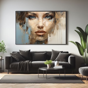 Op de afbeelding: Een schilderij van een vrouwen gezicht met blauwe ogen en een neutrale uitdrukking. Het schilderij is gemaakt in een losse, abstracte stijl met zichtbare penseelstreken. De achtergrond is een mix van lichtblauw en bruin.