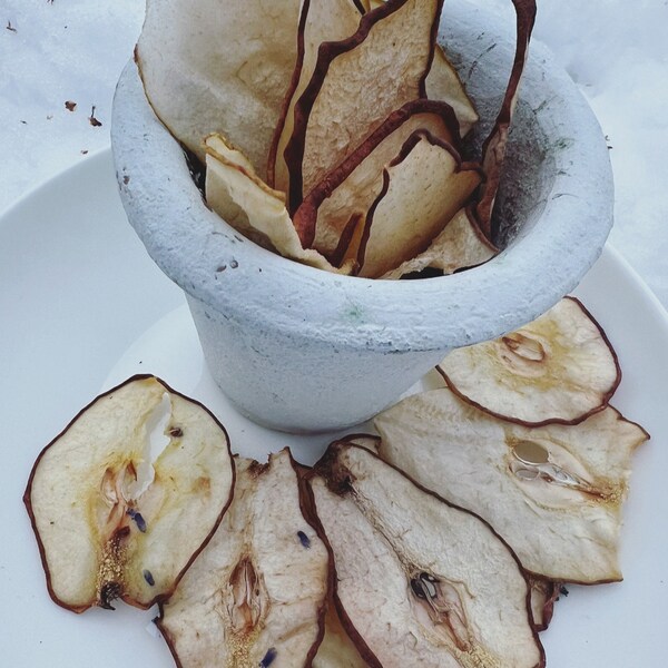 Dehydrated Rustic Pear Slices, 1 Ounce Food Grade for Decorations, Garnish, Mulled Ciders, Garlands, Home Kitchen Decor, Dehydrated Fruit