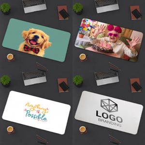 Pu&ograve; includere: Quattro tappetini per mouse rettangolari con diversi design. Uno presenta un cucciolo di golden retriever con un papillon rosso e nero. Un altro mostra una donna che festeggia il suo 100&deg; compleanno. Il terzo tappetino ha il testo "Anything is Possible". L'ultimo mostra un logo con le parole "Logo Branding".