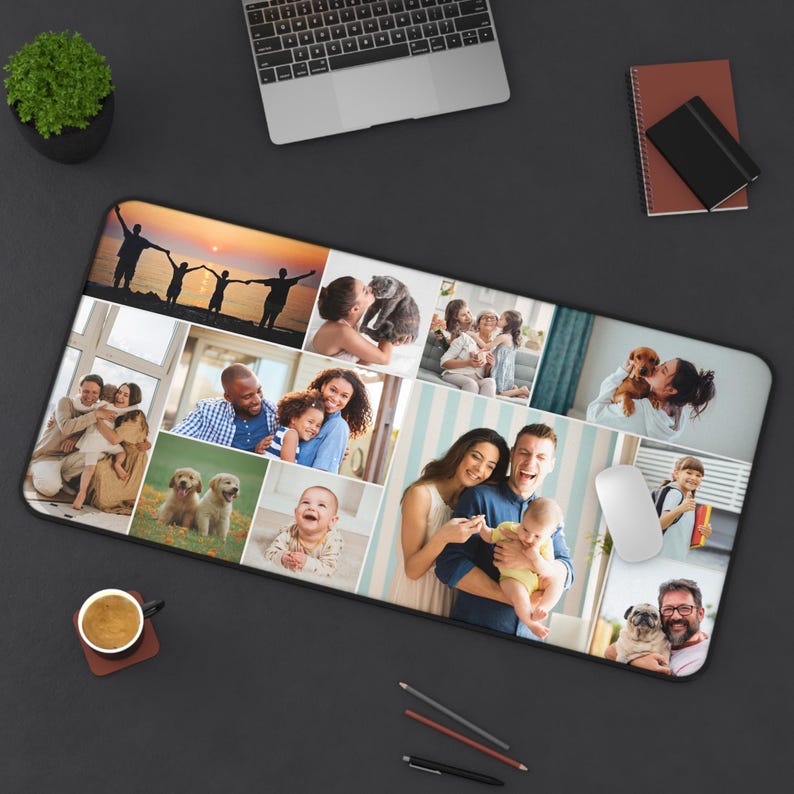 Pu&ograve; includere: Tappetino per mouse rettangolare con un collage di foto di famiglia. Le immagini includono persone di tutte le et&agrave;, animali domestici e sfondi panoramici. Il tappetino &egrave; su una superficie scura con un laptop, un taccuino e una tazza di caff&egrave;.