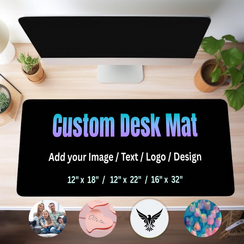 Pu&ograve; includere: Un tappetino da scrivania personalizzato nero con la scritta "Custom Desk Mat" in un gradiente blu e viola. Il tappetino include la scritta "Add your Image / Text / Logo / Design" e opzioni di dimensioni di 30cm x 46cm, 30cm x 56cm e 41cm x 81cm.