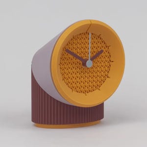 Könnte beinhalten: Rustikales Holzschild mit dem Text "Welcome to our home" in weißer Schrift. Das Schild hat eine Used-Optik und ein schlichtes, einladendes Design, ideal für die Dekoration der Haustür.