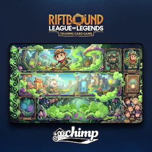 Op de afbeelding: Een Riftbound League of Legends trading card game speelmat. Het ontwerp toont cartoonkarakters, paddenstoelen en een fantasielandschap. De speelmat bevat gebieden voor het slagveld, runendek, hoofddek en afval. Het "chimp"-logo staat onderaan.