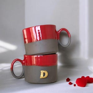 Taza de cerámica roja y gris personalizada con letra dorada, taza de cerámica con inicial hecha a mano, taza de café de gres personalizable, regalo único para papá