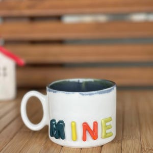 Taza de cerámica personalizada con letras en relieve de colores / Taza de café de cerámica personalizable / Taza con nombre personalizado / Regalo único para el Día del Padre