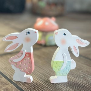 Juego de adornos de conejo de cerámica: lindas figuras de conejo para decoración de bandejas en capas de Pascua: conejos sentados en un estante, regalo perfecto para los amantes de los conejos
