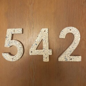 Numéro de porte en céramique blanche mouchetée bleue - Plaque d'adresse moderne en céramique à suspendre pour terrasse, boîte aux lettres ou mur extérieur - Carrelage lettre Custom House