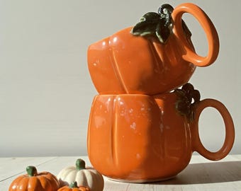 Handgemaakte keramische pompoenmok: herfstdecor met bladhandvat