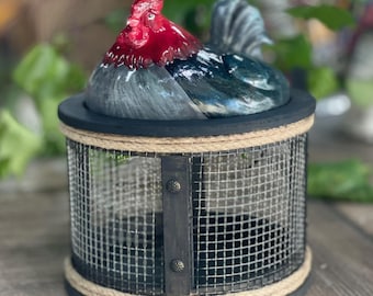 Porta huevos de gallina de granja: cesta de cerámica y alambre de gallina